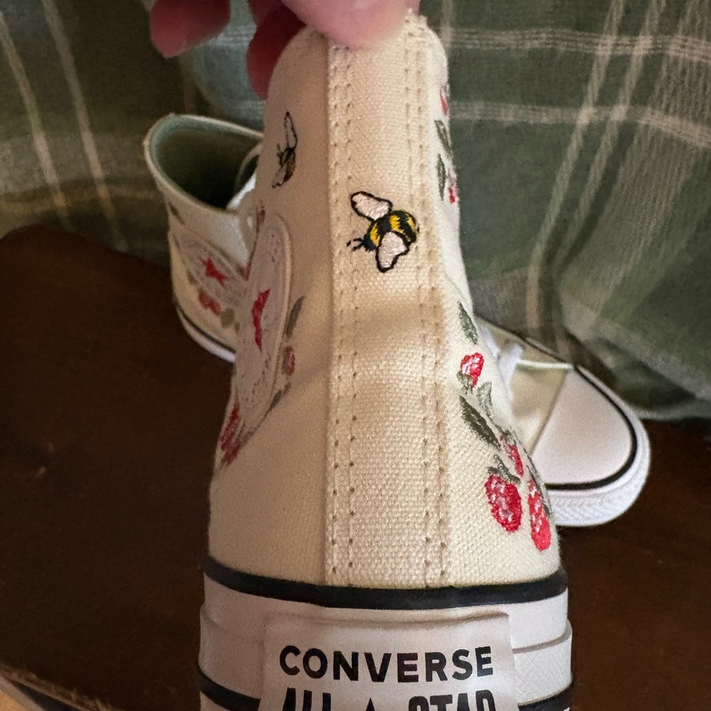 Converse all star High-Tops with Embroidered Bees and Berries - Picture 6 of 12